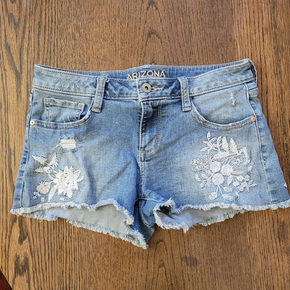 Arizona Jean Co. Embroidered Floral Medium Wash Cut off Jean Shorts Junior's 5 - Picture 1 of 7